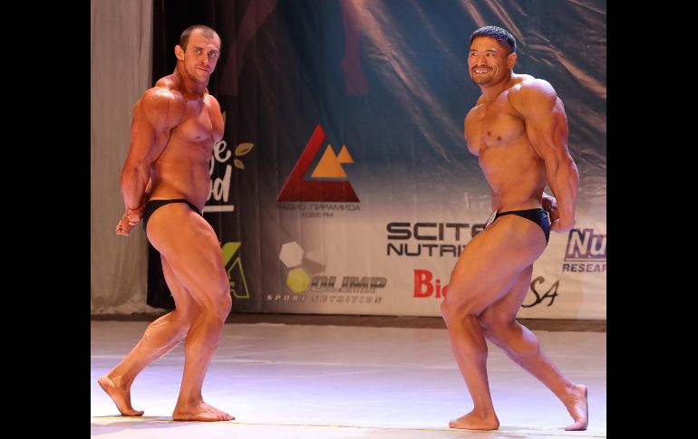 Participantes compiten en el campeonato de fisicoculturismo en Biskek, Kirguistán. EFE/I. Kovalenko