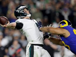 Nick Foles pasa se dispone a pasar el balón bajo la presión de Ndamukong Suh. AP/M. Sánchez
