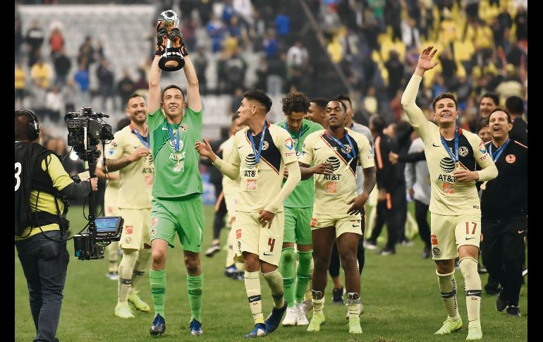 El arquero americanista, Agustín Marchesín, levanta el trofeo de campeón seguido de sus compañeros. MEXSPORT