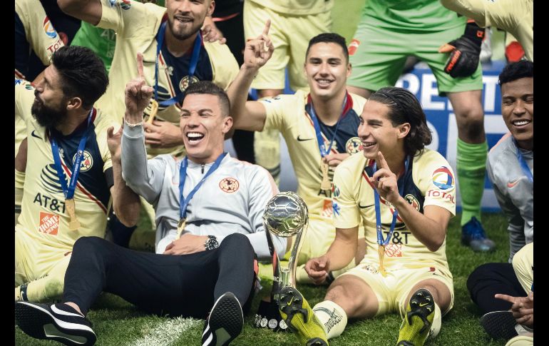 Mateus Uribe se unió al festejo, aunque no tuvo actividad en el juego de ayer por lesión. MEXSPORT