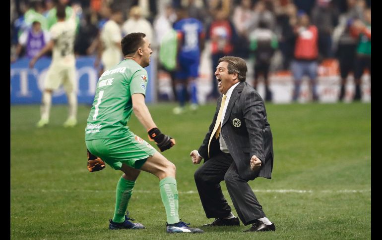 Miguel Herrera celebra con Marchesín después de concretarse el triunfo de las Águilas. AP