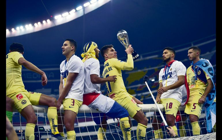Los americanistas también festejaron trepados en una de las porterías del Azteca. MEXSPORT