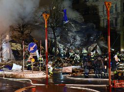 La detonación, que dañó además edificios a más de 100 metros de distancia, ocurrió el domingo por la noche alrededor de las 20:30 horas locales, causando un enorme incendio. EFE / J. Press