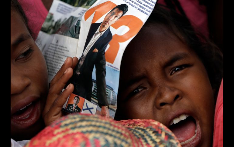 Una joven asiste a un mitin del candidato presidencial  Andry Rajoelina en Antananarivo, Madagascar. AP/T. Hadebe