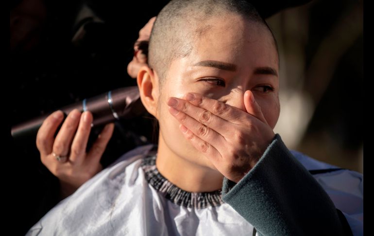Li Wenzu se rapa en Pekín, en protesta por la detención de su esposo Wang Quanzhang, abogado de derechos humanos. Li y varias mujeres se manifestaron contra la detención de sus maridos en 2015, durante una redada contra activistas y abogados con casos de derechos civiles. AFP/F. Dufour
