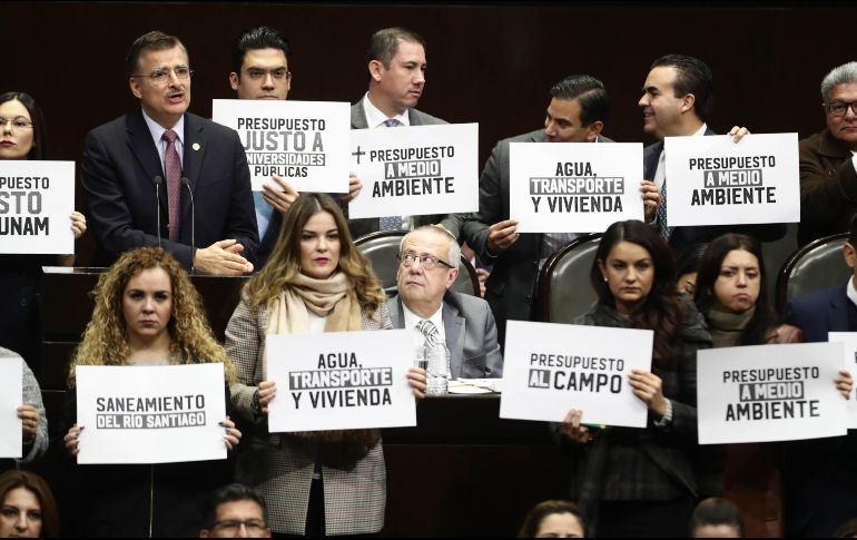 El secretario de Hacienda, Carlos Urzúa, acudió a la Cámara de Diputados a detallar la propuesta del Presupuesto de Egresos de la Federación 2019, en donde legisladores de la oposición protestó con pancartas. SUN/Y. Xolalpa