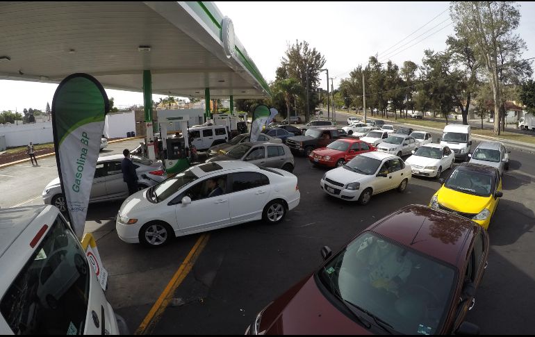 Actualmente el litro de gasolina Magna se ende en 19.99 pesos. EL INFORMADOR/Archivo