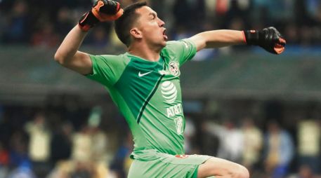 El arquero americanista festeja el título número 13 de las Águilas. AFP