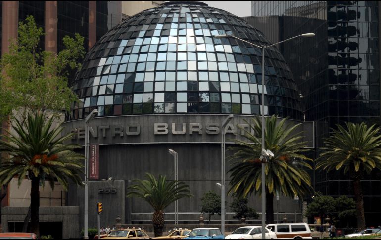 En el mercado accionario local se opera un volumen de 2.6 millones de títulos, por un importe económico de 52.9 millones de pesos. NTX / ARCHIVO