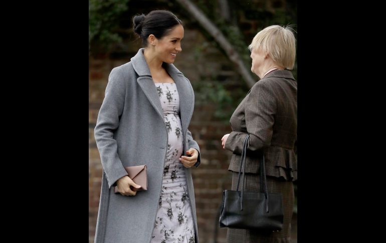 Meghan (i), duquesa de Sussex, visita en Londres una residencia de cuidados para ancianos que trabajaron en la industria del entretenimiento. AP/M. Dunham