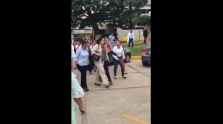 Empleados inconformes rodean la unidad en la que viaja Martha Lilia López de Núñez, directora del DIF estatal, en demanda de que se les paguen sus salarios y prestaciones de fin de año. TWITTER / @RuidoEnLaRed