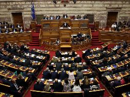 El primer ministro griego, Alexis Tsipras (c), pronuncia hoy un discurso durante una sesión del Parlamento antes de la votación del presupuesto para el curso que viene. EFE/O. Panagiotou