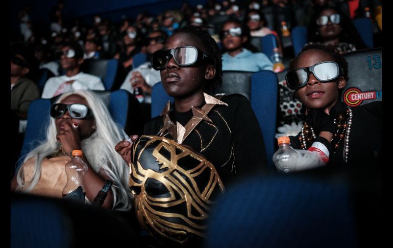 Cosplayers observan la película 