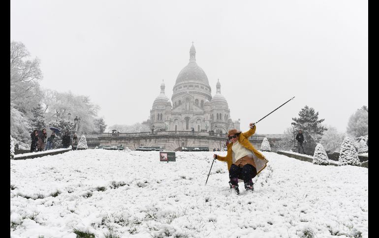Una mujer esquía en el monte de Montmartre, con la Basílica del Sagrado Corazón de fondo, el 6 de febrero en París. AFP/A. Jocard