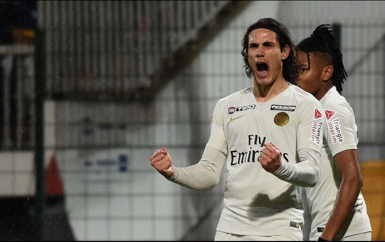 Edinson Cavani celebra su anotación, con la que abrió el marcador a favor de su equipo. AFP/G. Souvant