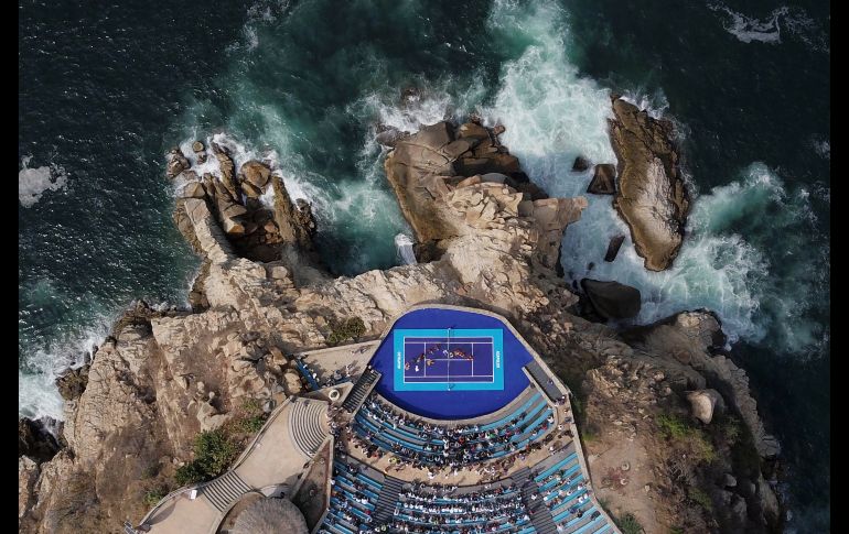 Un mariachi toca durante un partido de tenis de exhibición entre el austriaco Dominic Thiem (d) y el alemán Alexander Zverev, previo al inicio del Abierto mexicano en Acapulco, el 26 de febrero. AFP/P. Pardo