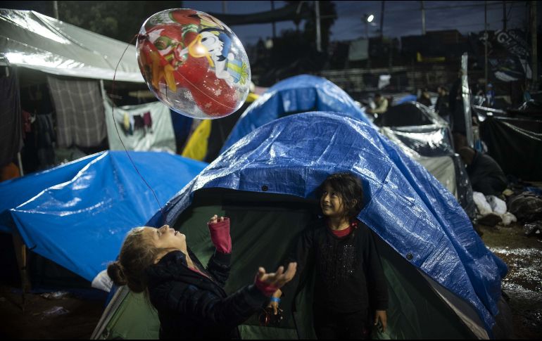 Del total de hondureños retornados, cuatro mil 1 son adultos y tres mil 207 menores de edad, algunos de los cuales viajaban solos. AFP / ARCHIVO