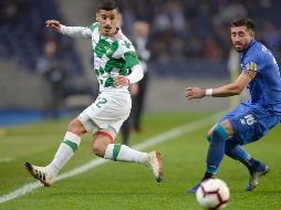 Hector Herrera (d), de Oporto, disputa un balón con Chiquinho, del Moreirense, durante el encuentro. EFE/F. Veludo