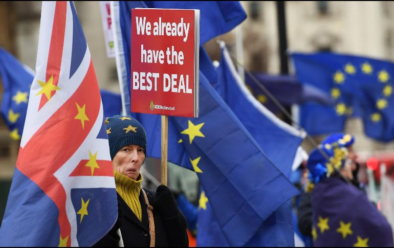 Activistas pro-UE se manifiestan a las puertas del Parlamento. El Gobierno británico decidió dar 