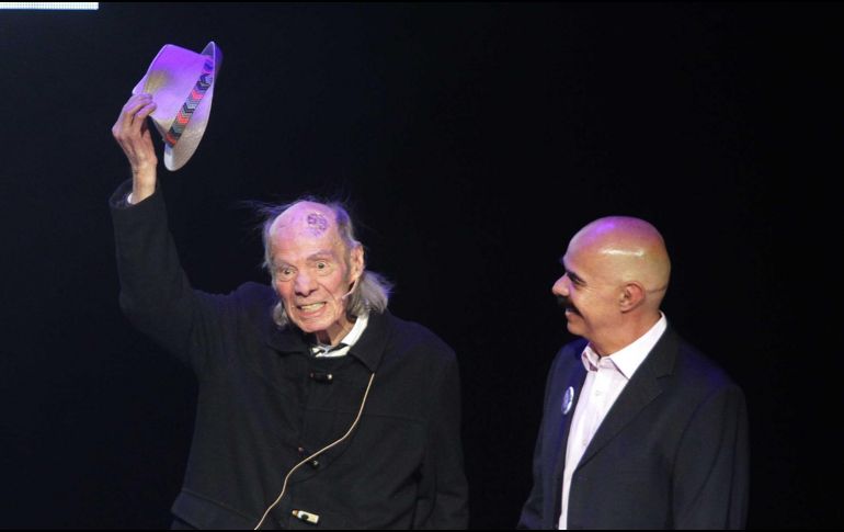 El “Loco” Valdés agradece a los espectadores su amable asistencia y aportación a la causa. NTX / G. Durán