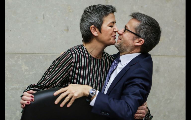 Margrethe Vestager, comisionada de Competencia en la Unión Europea, y Carlos Moedas, comisionado de Investigación, Ciencia e Innovación de la UE se ríen previo a una reunión de comisionados en la sede de la Comisión Europea en Bruselas. AFP/A. Oikonomou
