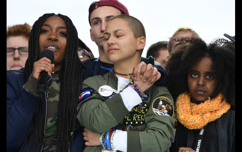 Emma Gonzalez (c), estudiante de la preparatoria   Marjory Stoneman Douglas de Florida, escucha a otros estudiantes durante la jornada en Washington de 