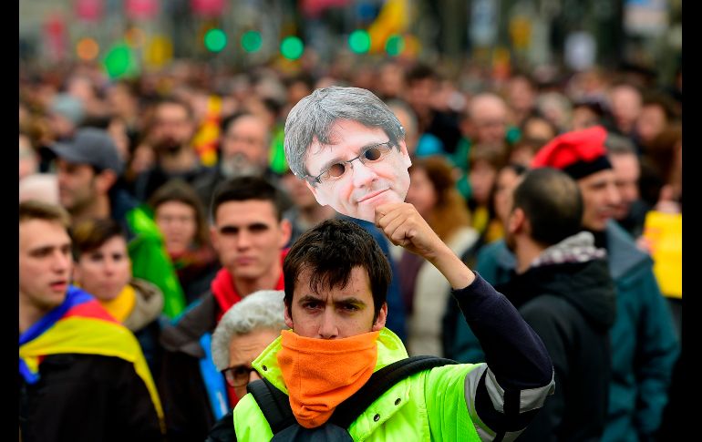 Manifestantes pro independentistas en Barcelona, España, protestan por la detención en Alemania de Carles Puigdemont, el expresidente independentista catalán. AFP/L. Gene