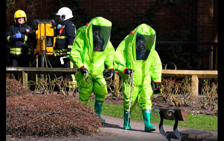 Bomberos en trajes contra riesgos biológicos trabajan el 8 de marzo en Salisbury, Inglaterra, para proteger la banca donde se encontró el 4 de marzo al ex espía ruso Serguei Skripal y su hija en condición grave, tras ser envenenados con un agente nervioso. AFP/B. Stansall