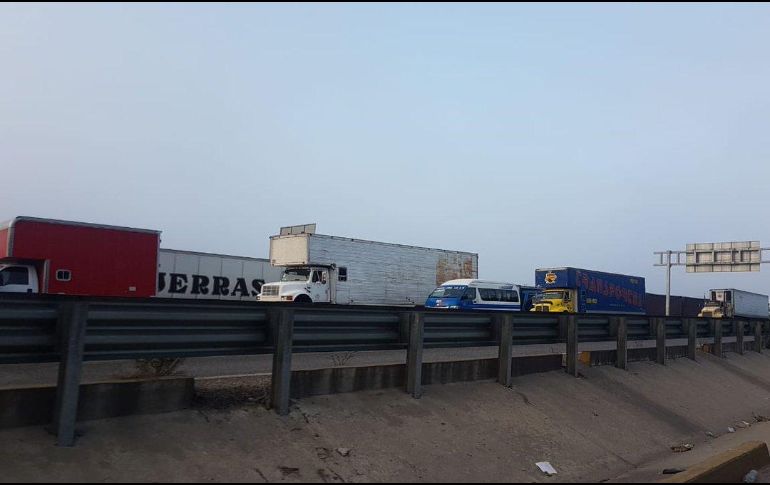 El transporte de carga que se encuentra varado en la entrada de esta ciudad podría llegar a tener pérdidas por unidad de hasta de 10 mil pesos. TWITTER/@Notimex