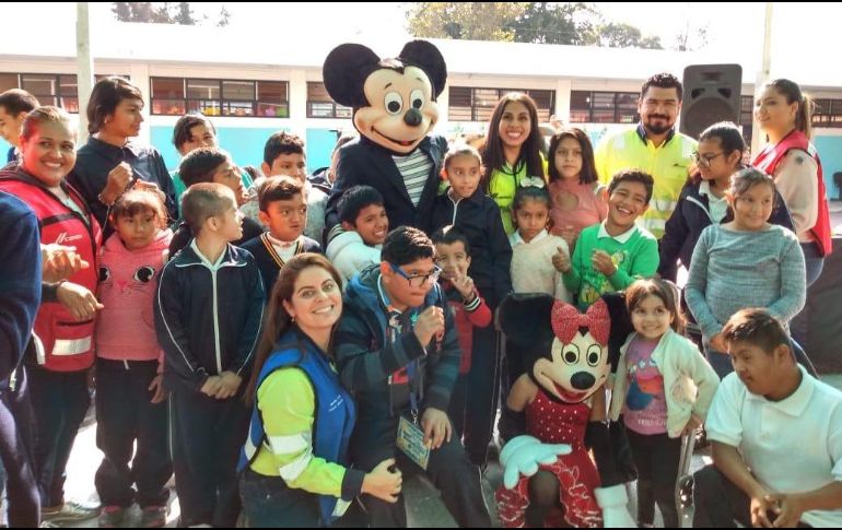 Voluntarios Cemex llevan Navidad a niños con discapacidad