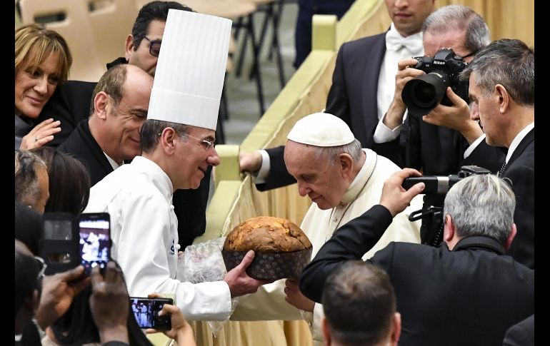 El Papa Francisco (d) recibe un 
