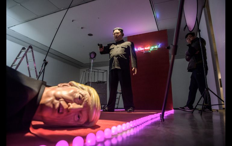 Un visitante mira la instación del artista sudcoreano Lim Young-sun, llamada 