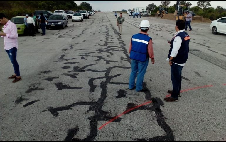 El presidente municipal de Palenque, Carlos Morelos Rodríguez, recorre los terrenos donde iniciarán los trabajos de la obra del Tren Maya. NTX