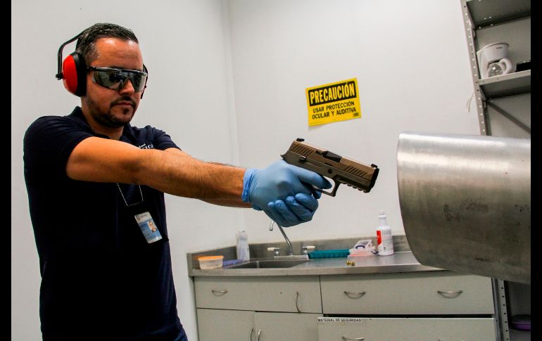 El experto en balística Jacobo Teran Dyck realiza disparos de prueba.