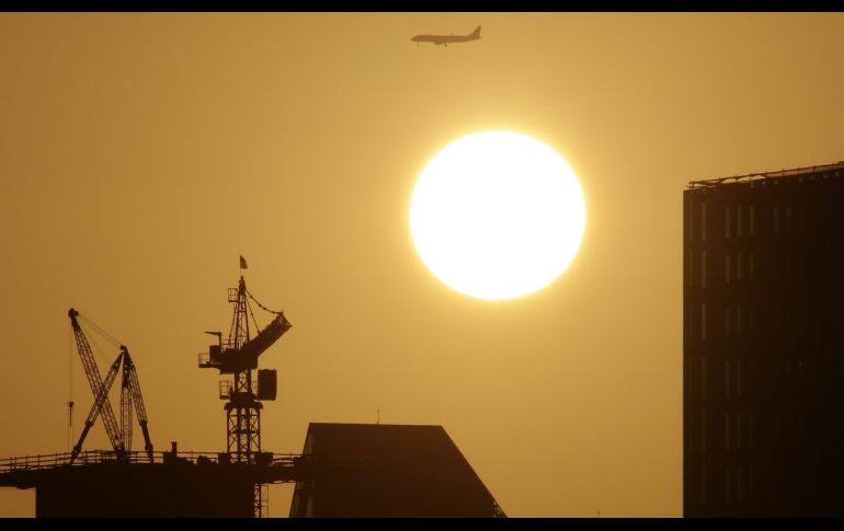 Vista de un amanecer en ciudad de Panamá, Panamá. EFE/C. Lemos