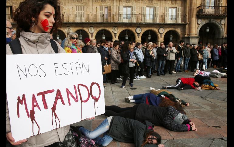 Una concentración en la Plaza Mayor de Salamanca, España, de los alumnos de la facultad de Bellas Artes, lugar donde cursó sus estudios universitarios Laura Luelmo, asesinada en Huelva.EFE/J.M. García