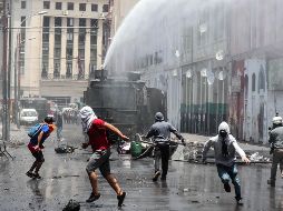 Manifestantes se enfrentan con la policía. Los estibadores eventuales llevan 33 días de paro. EFE/A. Valdés