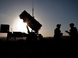 Soldados estadounidenses inspeccionan una batería de misiles Patriot en una base militar turca en Gaziantep. AFP/USAF