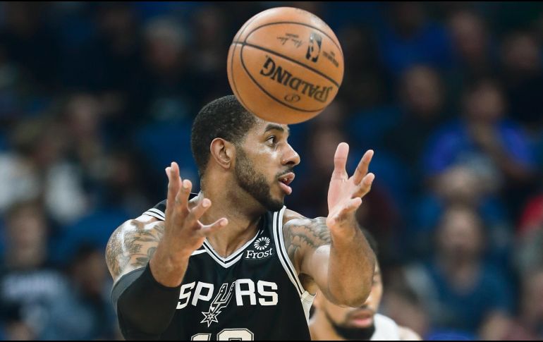 LaMarcus Aldridge fue uno de cinco elementos de los Spurs que anotaron puntos de doble dígito anoche en su visita al Magic de Orlando, para ayudar a que San Antonio ganara su sexto juego de los últimos siete disputados. AP / J. Raroux