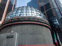 En el mercado accionario local se opera con un volumen de 2.2 millones de títulos, por un importe económico de 157.9 millones de pesos. AFP / ARCHIVO