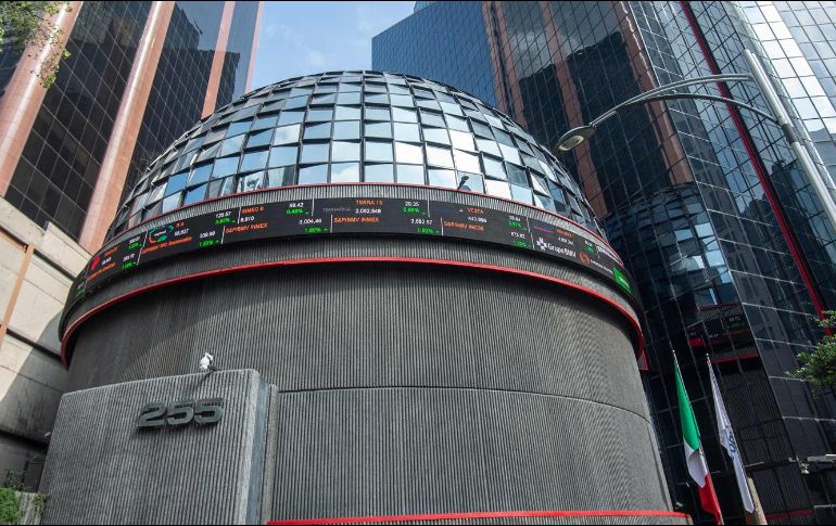 En el mercado accionario local se opera con un volumen de 2.2 millones de títulos, por un importe económico de 157.9 millones de pesos. AFP / ARCHIVO