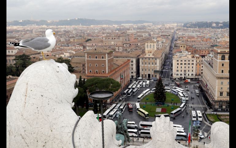 Autobuses turísticos se estacionan en la plaza Venecia de Roma, en protesta por la decisión de la alcaldesa Virginia Raggi de prohibir su entrada al centro de la ciudad. AP/G. Borgia