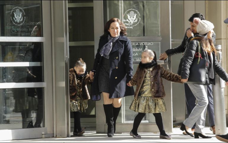 El capo, al ver a sus hijas, se mostró emocionado y alegre e intercambió besos, gestos cariñosos y saludos y, si fuera o no una estrategia, fue efectiva, ya que los miembros del jurado se mostraron conmovidos con la escena. EFE / ARCHIVO