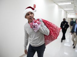 El ex mandatario, con un gorro de San Nicolás y una bolsa de regalos, apareció para los pacientes del hospital Children's National con un 