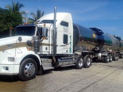 Autoridades localizan un camión tipo torton abandonado, del que extraen una cisterna artesanal con ocho mil litros de la sustancia y en un tractocamión abandonado, confiscan cuatro bidones con aproximadamente dos mil 800 litros. NTX / ARCHIVO