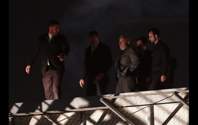 El ex presidente brasileño Luiz Inácio Lula da Silva (3d) llega el 7 de abril a la sede de la Policía Federal de la ciudad de Curitiba, para empezar a cumplir su pena de 12 años de prisión por corrupción y lavado de dinero. EFE/A. Lacerda