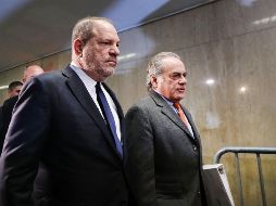 Weinstein llegó a primera hora de la mañana al juzgado vestido con traje y corbata azul y acompañado de su equipo de abogados. AFP / S. Platt
