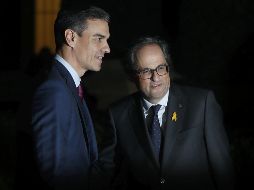 El presidente del Gobierno, Pedro Sánchez, saluda al presidente de la Generalitat, Quim Torra (d), a su llegada esta noche al Palau de Pedralbes de Barcelona. EFE/A. Dalmau