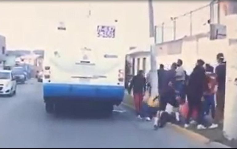 El conductor comentó que entre las personas que están captadas en el video aparecen dos delincuentes. ESPECIAL