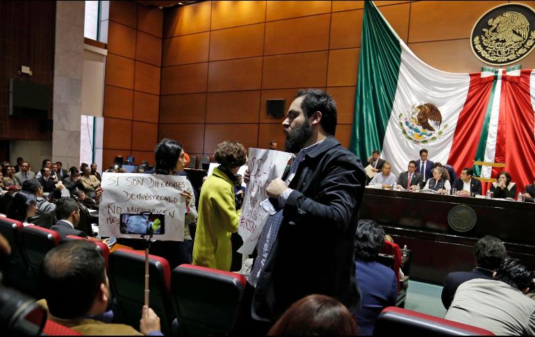 Inconformes con mantener a los militares en las calles en labores de seguridad se manifestaron durante la sesión de la Comisión de Puntos Constitucionales en la Cámara de Diputados. SUN/A. Salinas